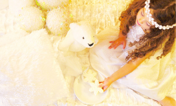 девочка с мягкими игрушками