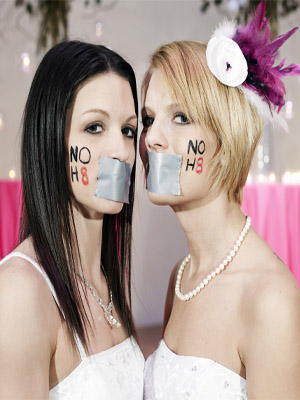 девушки с закрытым ртом