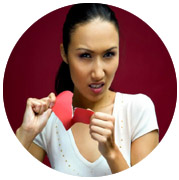 девушка рвет сердце