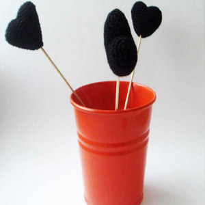 Плюшевые черные сердечки