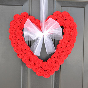 декор двери на 14 февраля