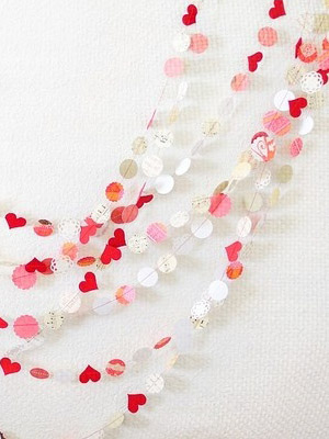 гирлянда из бумажных сердечек 