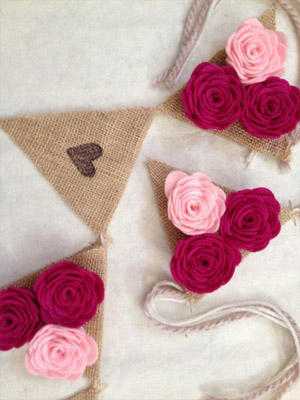 гирлянда украшена цветами