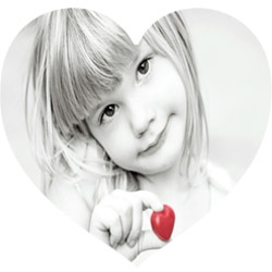 маленькая девочка с сердечком