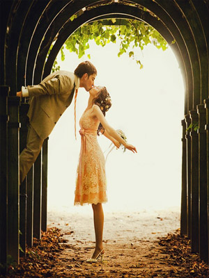 поцелуй в арке