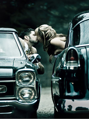 поцелуй в машине