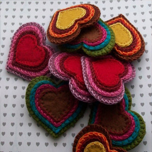 конфетти на столе и полу