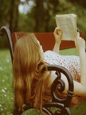 девушка с книжкой