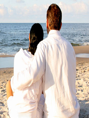 мужчина и женщина на берегу