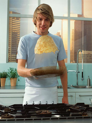 парень делает блины