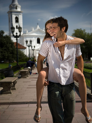 парень несет девушку