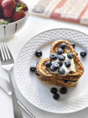 сырники со сметаной и черникой