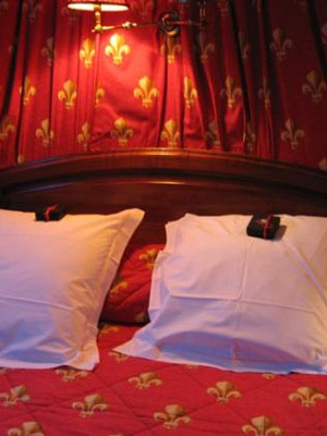 Красное белье – белые подушки