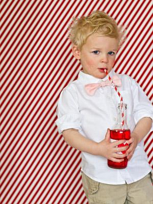 мальчик с красным напитком