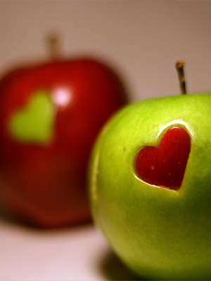 яблоки с сердцем
