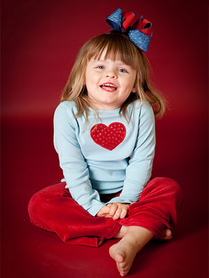 девочка с сердечком