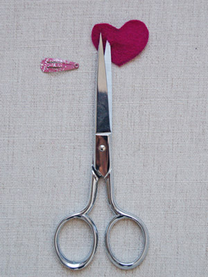 вырезаем сердце для заколки