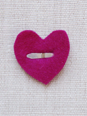 крепим заколку на сердце