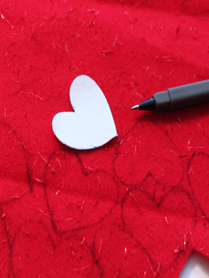 вырезаем сердца из фетра