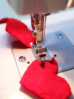 сшиваем сердечки из фетра