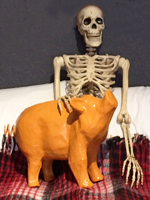 скелет и керамическая свинья