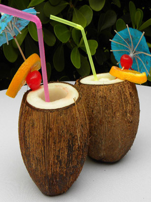 коктейль в кокосе