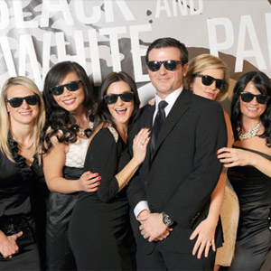 вечеринка в черных очках