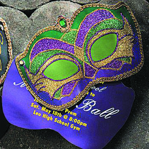 пригласительная-маска, украшенная галуном и  блестками