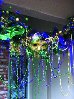 Гирляндами из стеклянных бус