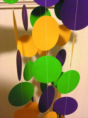 подвески из разноцветного картона