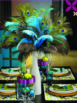 яркие павлиньи перья