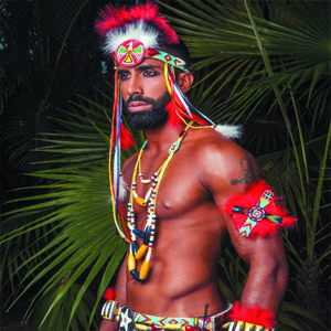 длинные бусы и фенечки