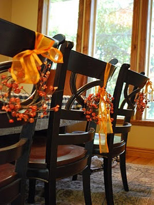 Гроздья рябины на оранжевых лентах 