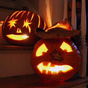 тыквы-светильники на лестнице