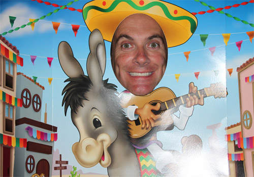 плакат с вырезанными лицами