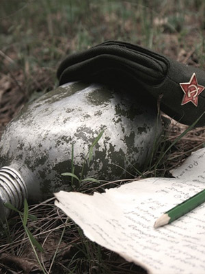 старые письма и военные атрибуты