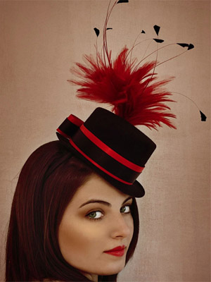 шляпка с перьями