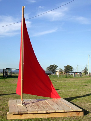 деревянный троп с мачтой