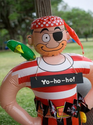 надувной пират