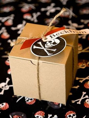 Вечеринка в стиле пиратов Карибского моря: костюмы, реквизит и подарки