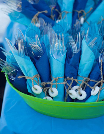 посуда и тканьевые салфетки