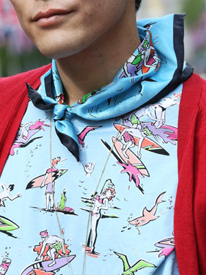 яркий шейный платок