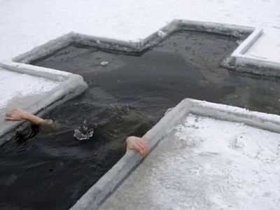 прорубь в форме креста