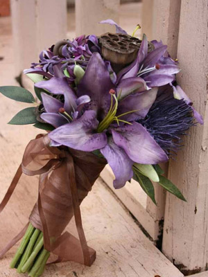 букет из лиловых тигровых лилий и маковок