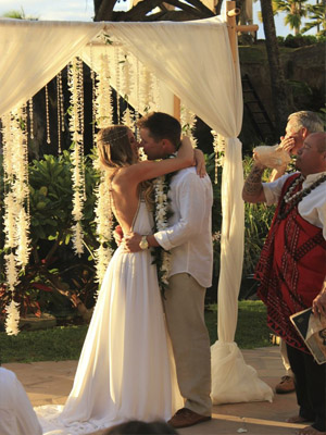 церемонию под огромным старым деревом