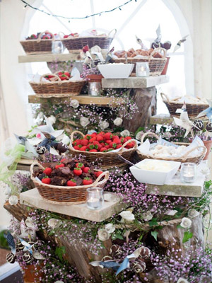 клубника с шоколадом и восточные сладости