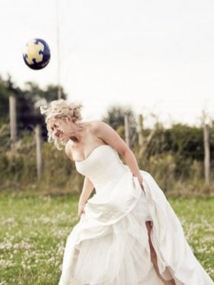 невеста бьет мяч