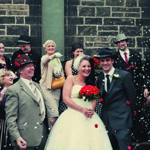 осыпание молодоженов лепестками роз