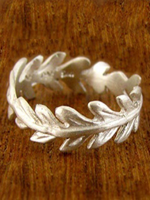 кольцо в форме лаврового венка