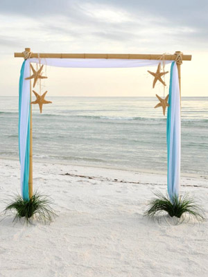 арка с  бамбука и морских аксессуаров